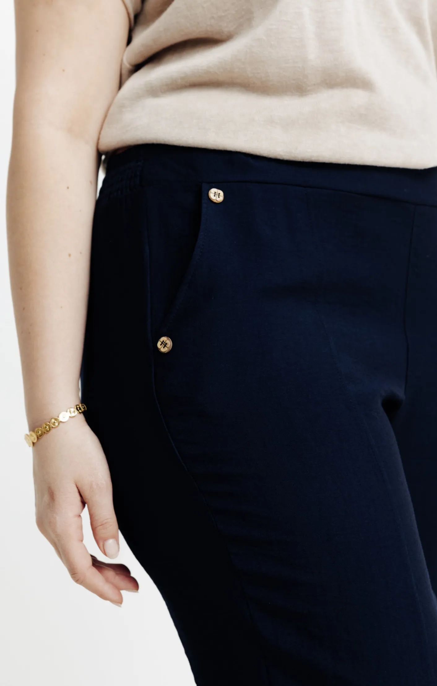 Toscane Boutique Pantacourt droit boutons fleurs| Pantalons