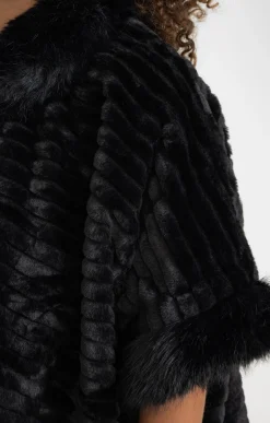 Toscane Boutique Poncho doux fausse fourrure| Accessoires