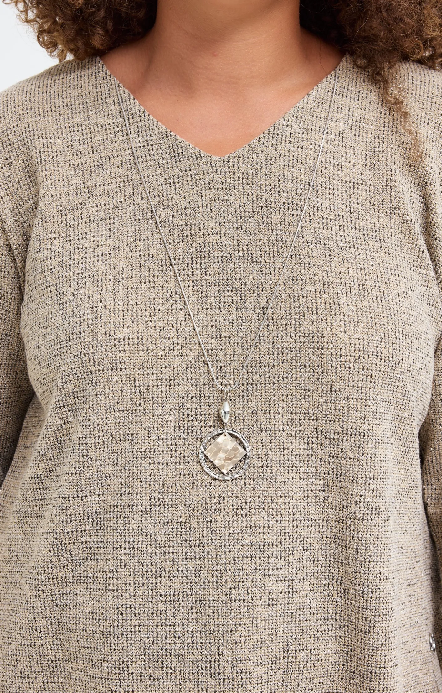 Toscane Boutique Pull en maille brillante et collier| Pulls & Cardigans