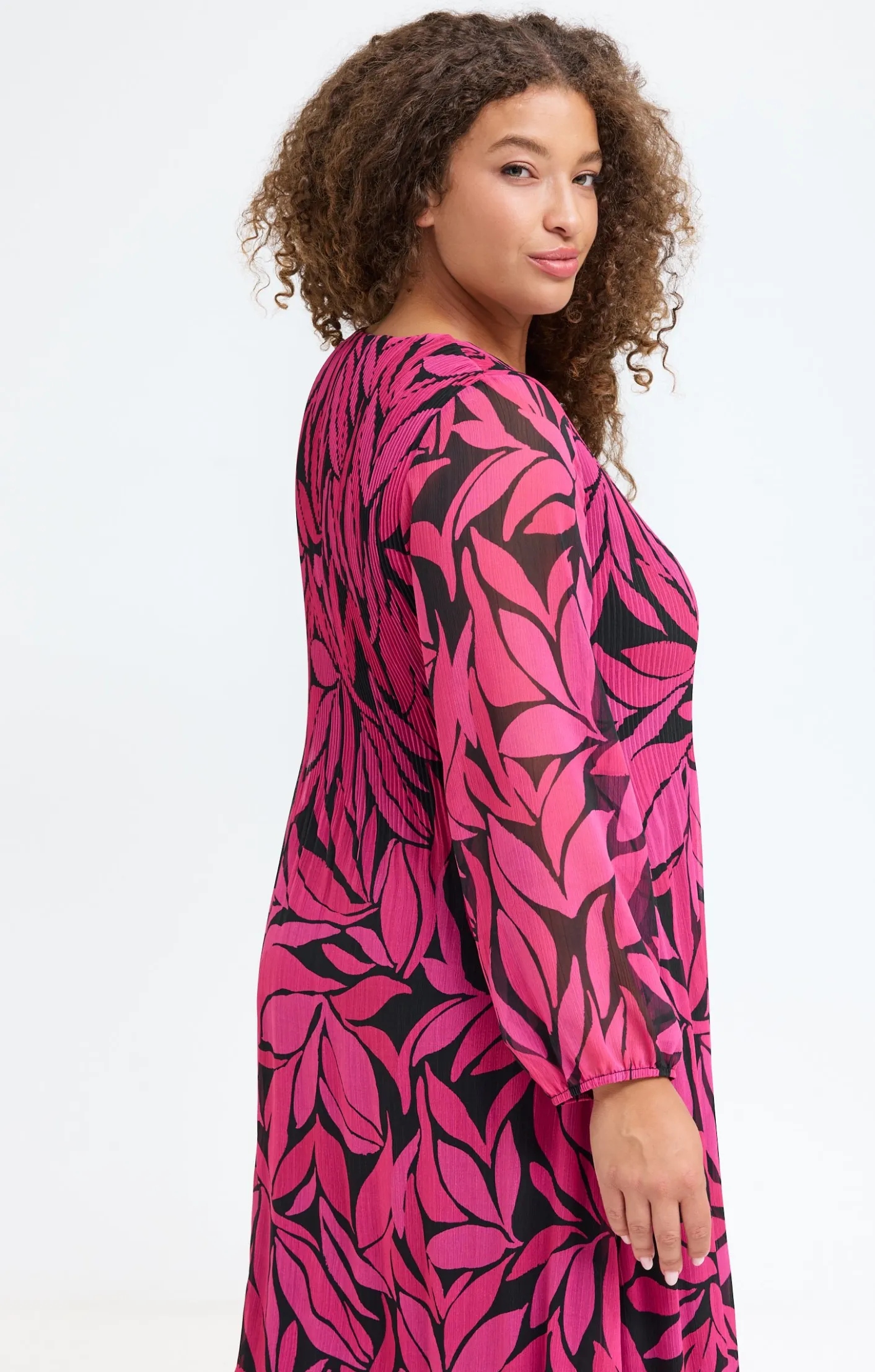Toscane Boutique Robe imprimée plissée et collier| Robes