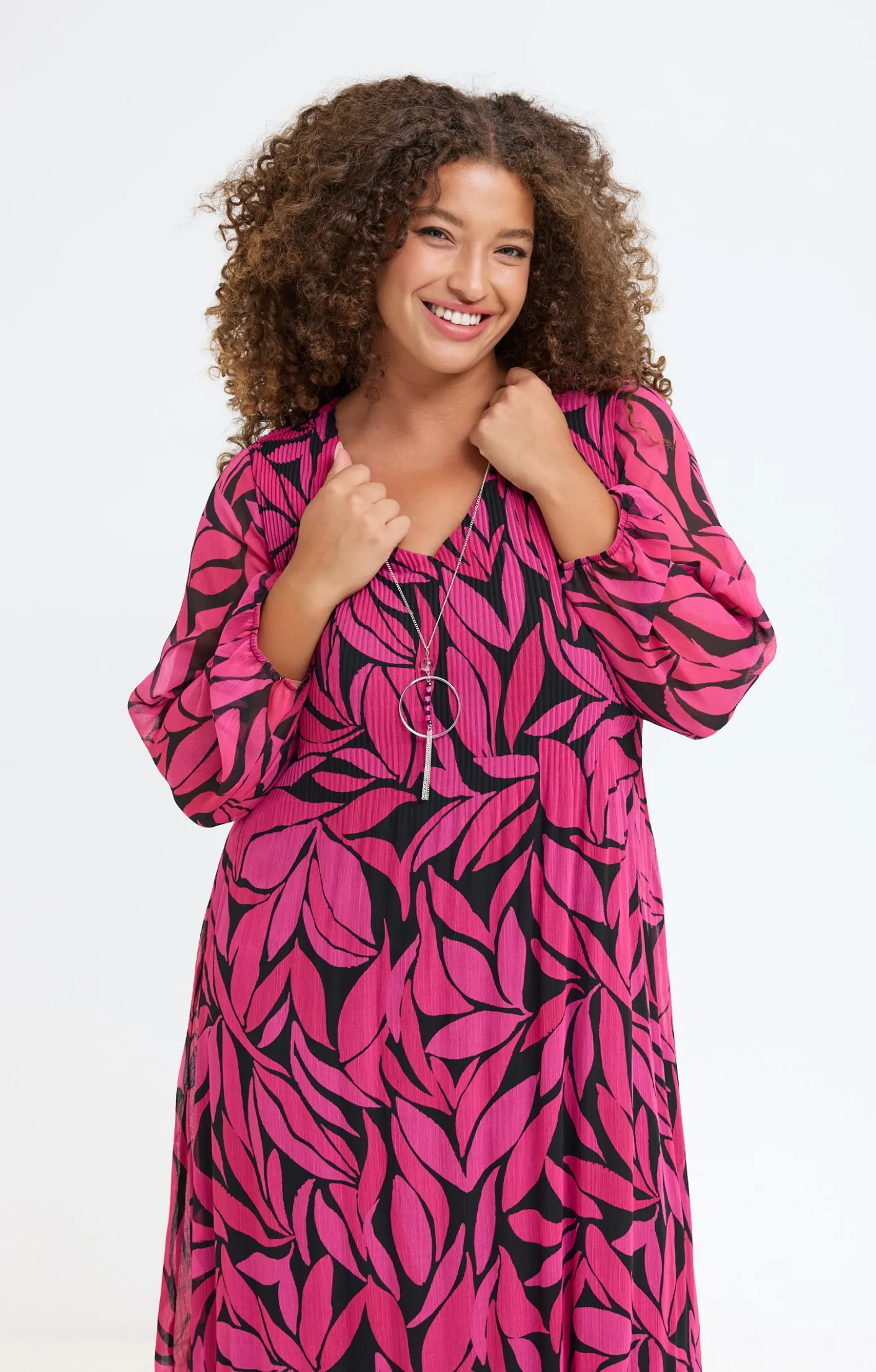 Toscane Boutique Robe imprimée plissée et collier| Robes