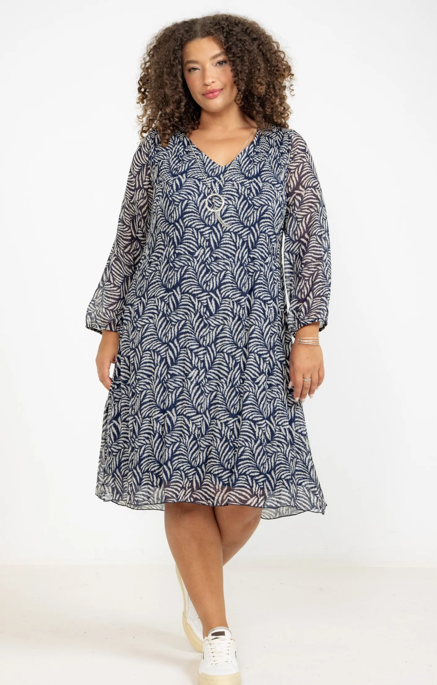 Toscane Boutique Robe imprimée plissée et collier| Robes