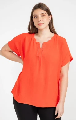 Toscane Boutique Tee-shirt uni avec feston| Tee-shirts